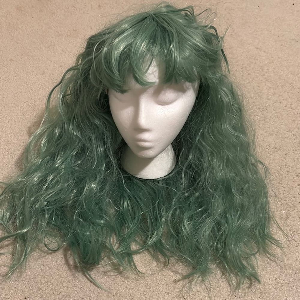 Green Voluminous Wavy long Wig - Picture 2 of 7